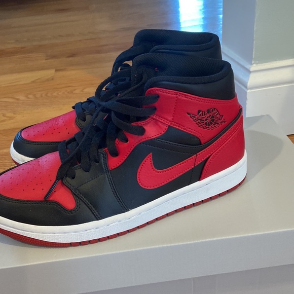 Jordan 1 Mid Banned (2020) - Picture 4 of 4